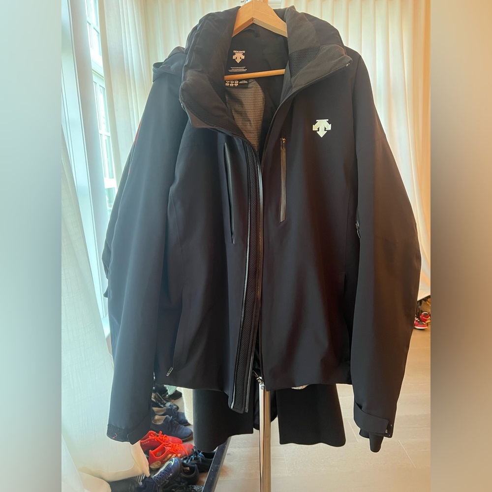 Dark navy blue men’s ski jacket